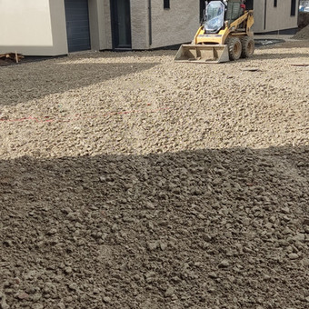 Ruošiame pagrindus trinkelėms, darome įvažiavimus. Kaunas Trinkelių klojimas nuotrauka 4 Pagrindų paruošimas Kaunas Trinkelių klojimas nuotrauka 4