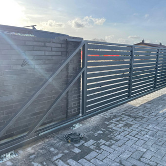 Gaminame vartus, vartelius, uzpildus vartams bei varteliams, rombas, zaliuzi ir kt. Šiauliai Tvorų ir terasų sprendimai nuotrauka 1 Kiemo vartai, gamyba Šiauliai Tvorų ir terasų sprendimai nuotrauka 1