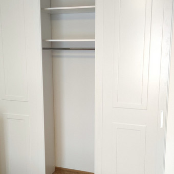 Stumdomų durų spintą galima įsirengti ir prieškambaryje ir miegamajame, taip pat ir įrengti pertvarą kambaryje ar tarp jų. Tai puikus sprendimas, kai vietos nėra daug. Kaunas VAP baldai.lt nuotrauka 8 Stumdomų durų ir pertvarų gamyba Kaunas VAP baldai.lt nuotrauka 8