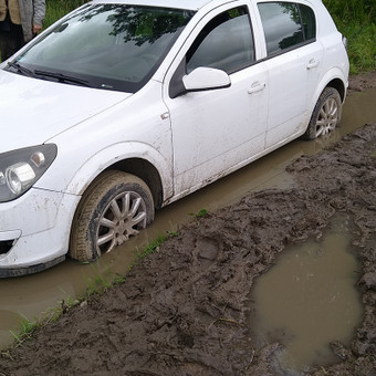 Evakuatorius užklimpus ar nuvažiavus nuo kelio. Taip pat turime visureigį su galinga gerve ir galime atvažiuoti bet kur ir ištraukti užklimpusį automobilį. (4x4 pagalba užklimpus) Klaipėda AUTOVELKA - Traliuko paslaugos nuotrauka 5 Pagalba užklimpus automobiliui Klaipėda AUTOVELKA - Traliuko paslaugos nuotrauka 5