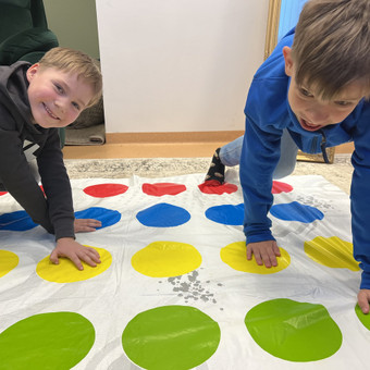 Kviečiame vaikus bei paauglius (7 -11m.) į Vaibo klubą! Žaisime socialinius bei stalo žaidimus, kursime laisvą bendravimui ir laiko leidimui atmosferą. Vilnius Gyvenimo oazė nuotrauka 6 Vaibo klubas Vilnius Gyvenimo oazė nuotrauka 6