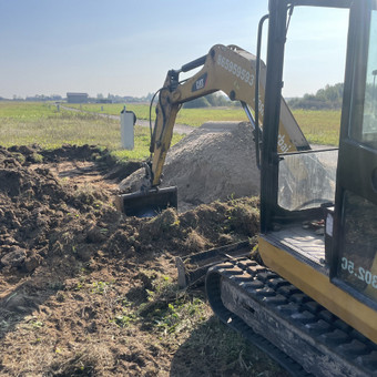 Mini krautuvo ir ekskavatoriaus paslaugos.
Drenažų sistemų įrengimas.
Lietaus nuotekos.
Vandentiekio įrengimas.
Tranšėjų kasimas.
Smėlio užpilimas į pamatus.
Kelių pagrindų įrengimas Kaunas Naneta nuotrauka 6 Mini ekskavatoriaus nuoma Kaunas Naneta nuotrauka 6