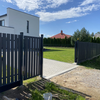 Skardinė tvora pasižymi gerai suprojektuotu profiliu, kuris užtikrina konstrukcijos tvirtumą ir stiprumą, taip pat atsparumą oro sąlygoms. Ši tvora leis jum turėti privatumą namuose ir gražią aplinką Vilnius AM Statybų Grupė nuotrauka 5 Skardinės tvoros Vilnius AM Statybų Grupė nuotrauka 5