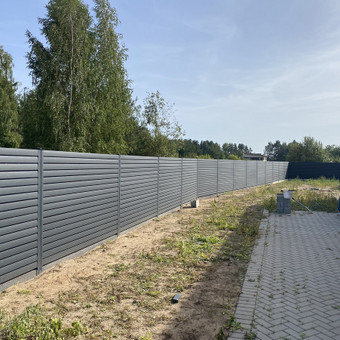 Metalinės tvoros skirtos žmonėms, kurie nori turėti daugiau privatumo savo namų aplinkoje nuo aplinkinių žvilgsnių. Taip pat šis tvoros tipas užtikrina visapusiška saugumą nuo įsibrovelių. Vilnius AM Statybų Grupė nuotrauka 2 Metalinės tvoros Vilnius AM Statybų Grupė nuotrauka 2