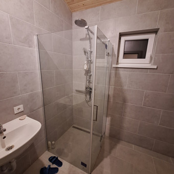 MNTUOJAME DUŠO KABINAS, WC RĖMUS, UNITAZUS, KRIAUKLES, VONIAS, BUITINĘ TECHNIKĄ, VISKĄ KAS SUSIJĘ SU NAMŲ ĮRENGIMU IKI GALO. Vilnius MB Svpi grupė nuotrauka 30 DUŠO KABINŲ, WC, VONIŲ IR KITOS BUITINĖS ĮRANGOS MONTAVIMAS Vilnius MB Svpi grupė nuotrauka 30
