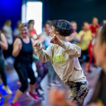 Nuotaikingos Zumba treniruotės Vilniuje. Patirtis 14+. Čia šoksi ir sportuosi su šypsena! Prisijunk. Vilnius Vasilisa Tarasova nuotrauka 4 Zumba Vilniuje Vilnius Vasilisa Tarasova nuotrauka 4