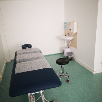 Bendras kūno masažas - 60 €
Apykaklės srities masažas -25 €
Nugaros masažas (30 minučių) - 28 €
Nugaros masažas (60 minučių) -45 € Klaipėda EDEN klinika nuotrauka 11 Masažas Klaipėda EDEN klinika nuotrauka 11