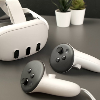 Meta Quest 3 virtualios realybės akiniai sumaišo virtualią realybę su tikrąja, nuo šiol savo namuose galite kovoti su virtualiais priešais ar mokytis naujų įgūdžių. Vilnius Šarūnas Miliauskas nuotrauka 1 Meta Quest 3 Vilnius Šarūnas Miliauskas nuotrauka 1