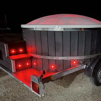 Telpa 6-8 žmonės.
Reguliuojama JACUZZI HIDRO masažo intensyvumo sistema!
LED vidaus apšvietimas!
Patogios, išlenktos sėdimos vietos, daug vietos kojoms.
Pristatome į Jūsų pageidaujamą vietą. Utenos rajonas Kristis Kazanavičius nuotrauka 1 Mobilus Kubilas Utenos rajonas Kristis Kazanavičius nuotrauka 1
