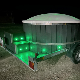 Telpa 6-8 žmonės.
Reguliuojama JACUZZI HIDRO masažo intensyvumo sistema!
LED vidaus apšvietimas!
Patogios, išlenktos sėdimos vietos, daug vietos kojoms.
Pristatome į Jūsų pageidaujamą vietą. Utenos rajonas Kristis Kazanavičius nuotrauka 2 MOBILUS KUBILAS SAVAITGALIUI (2 DIENOS) Utenos rajonas Kristis Kazanavičius nuotrauka 2