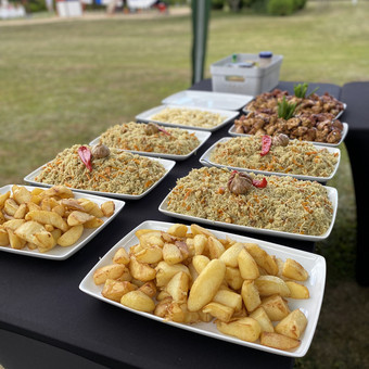 Karštieji patiekalai gaminami grilyje arba kazane. Mes, Jums siūlome Grill kepsnių su kazane gaminamais garnyrais, jautienos plovą ir troškinių tokių kaip Chašlama su jautiena bei kitais patiekalais. Vilnius UAB Arno Grill nuotrauka 2 Karštųjų patiekalų gaminimas Vilnius UAB Arno Grill nuotrauka 2