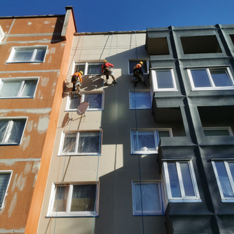 Siūlių remontą atliekam su A1 tipo hermetiku arba poliuretano hermetiku (bostik technologija), prieš tai išvalome seną siūlę ir nugruntuojame atitinkamu gruntu. Klaipėda MB vertical boys nuotrauka 6 Blokinių namų siūlių hermetizavimas Klaipėda MB vertical boys nuotrauka 6