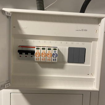 Viršįtampių ribotuvų AC ir DC montavimas privačiuose ir gamybinės paskirties objektuose, saulės elektrinėse Vilnius Augustinas nuotrauka 22 Apsaugos nuo viršiįtampių AC, DC ir žaibo iškrovų montavimas Vilnius Augustinas nuotrauka 22