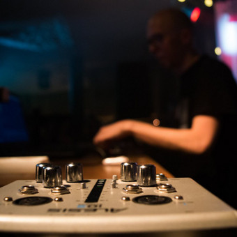 Nuomuojame kokybišką garso ir šviesų įrangą su mūsų aptarnaujančiu personalu. Vilnius GEE TEAM nuotrauka 1 DJ aparatūros nuoma Vilnius GEE TEAM nuotrauka 1