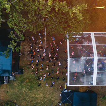 Prabangūs, erdvūs paviljonai ypatingoms Jūsų vestuvėms ar kitam renginiui. Visiškai skaidrus stogas bei sienos leis Jums matyti Jus supančią gamtą. Vilnius Renginio Partneris nuotrauka 4 Skaidrių Paviljonų Nuoma Vilnius Renginio Partneris nuotrauka 4