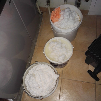 Dažnai nekokybiškos tabletuotos ar skaldytos druskos naudojimas tampa įrangos gedimo priežastimi. Panevėžys Linas nuotrauka 5 Vandens filtrų druskos keitimas Panevėžys Linas nuotrauka 5
