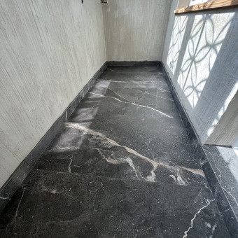 3 sluoksniu lakavimas yra minimalius rekomenduojamas lako sluoksnis
Ilgiamečiam grindų naudojimui.
Kaina nuo 8 € už m2 Vilnius STR Meistras Olegas nuotrauka 20 Terasos alyvavimas Vilnius STR Meistras Olegas nuotrauka 20