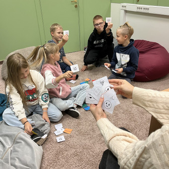 Socialinių įgūdžių ugdymas padeda vaikams įgyti gebėjimų, reikalingų efektyviam bendravimui, tarpusavio santykiams ir sėkmingam bendradarbiavimui su kitais žmonėmis. Tai būdas suprasti save ir kitus. Vilnius Gyvenimo oazė nuotrauka 8 Socialininių įgudžių lavinimo grupė vaikams Vilnius Gyvenimo oazė nuotrauka 8