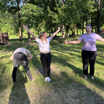 Lavinantis ir žaismingas formatas – geriausias būdas trumpam pasinerti į kūrybos pasaulį, pažadinti vidinį vaiką ir nuimti stresą. Vilnius Gyvenimo oazė nuotrauka 9 Kūrybinio žaidimo ir saviraiškos užsiėmiamai suaugusiems Vilnius Gyvenimo oazė nuotrauka 9