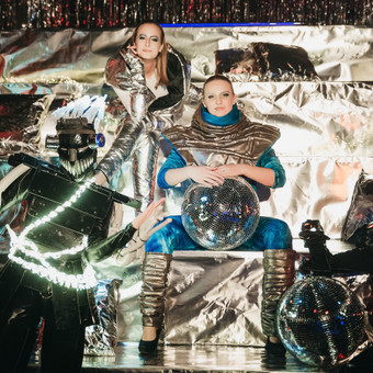 Įmonės vasaros ar Kalėdų šventės. Dvi vedėjos ir DJ + apšvietimas. Kaunas Viltė Goda nuotrauka 2 Įmonių renginių vedimas Kaunas Viltė Goda nuotrauka 2