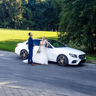 Kaina priklauso nuo pasirinkto nuomos laiko, automobilio modelio. Šiauliai Automobilių nuoma su vairuotoju nuotrauka 1 Automobilių nuoma vestuvėms Šiauliuose Šiauliai Automobilių nuoma su vairuotoju nuotrauka 1
