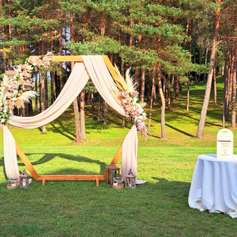 Gėlių kompozicijos, žvakės, suolų dekoras, kolonų nuoma. Papildomai galime pasirūpinti žiedlapiais. Vilnius Valentina Aranauskienė nuotrauka 2 Bažnyčios puošimas Vilnius Valentina Aranauskienė nuotrauka 2