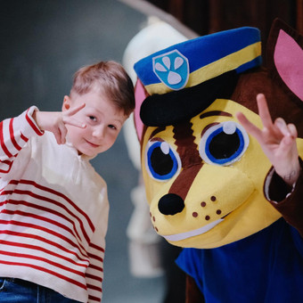 Vaikų mėgstamiausias gelbėtojas – Šunytis patrulis Čeisas, įneš džiaugsmo ir nuotykių į kiekvieno vaiko šventę! Šunytis patrulis Čeisas užims mažuosius svečius įvairiais interaktyviais žaidimais. Kaunas “Charizma” komanda nuotrauka 6 Patrulis Čeisas Kaunas “Charizma” komanda nuotrauka 6