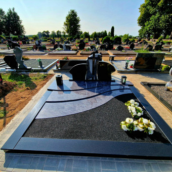 Turime virš 60 skirtingų akmens rūšių skirtų kapavietėms uždengti. Radviliškio rajonas MB,,Skromanų paminklai'' nuotrauka 5 Granito plokštės kapams, dengimas Radviliškio rajonas MB,,Skromanų paminklai'' nuotrauka 5