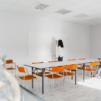 Erdvė tinka:
- privatiems renginiams;
- edukaciniams užsiėmimams;
- komandinėms sesijoms;
- mokymams mažoje grupėje.
Plotas: 75m2
Erdvėse yra kavinė. Klaipėda Fabrique laipiojimo ir bendradarbystės erdvė nuotrauka 1 Patalpų nuoma renginiams Klaipėda Fabrique laipiojimo ir bendradarbystės erdvė nuotrauka 1
