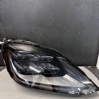 • Atstatomas reikiamas šviesos pralaidumas;
• Pagerėja matomumas tamsiu paros metu;
• Žibintai įgauna pradinę naujo automobilio išvaizdą.
• Padengiama apsauginiu teflono sluoksniu. Vilnius 3GDetailing nuotrauka 2 Žibintų poliravimas Vilnius 3GDetailing nuotrauka 2