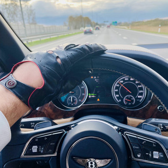 VIP PASLAUGAS ASMENINIS VAIRUOTOJAS SU BENTLEY Kaunas Automobilių nuoma su vairuotoju nuotrauka 1