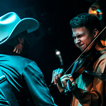 Gitaros pamokas pradėjau vesti dar 2016 metais. Tuo metu vedžiau grupinius užsiėmimus Pilies gatvėje, po kurių dažnai vykdavo improvizacijos vakarai. Albume galite rasti keletą nuotraukų iš tų laikų. Vilnius Visos Stygos nuotrauka 1 Gitaros pamokos Vilnius Visos Stygos nuotrauka 1