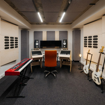 -Studija susidaro iš dviejų patalpų - įrašams skirta erdvė (Record room) ir garso inžinieriaus erdvė (Control room).
-Į nuomos mokestį įtraukta garso įrangos, garso kortos, mikrofonų nuoma. Kaunas RP Records nuotrauka 5 Garso įrašų studijos nuoma Kaunas RP Records nuotrauka 5