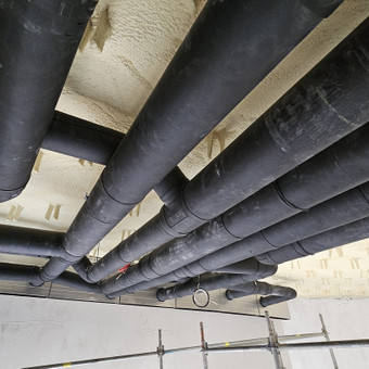„Uponor“ plastikinė vėdinimo sistema – tai garantuotas aukštas higienos lygis. Kokybė sertifikuota tarptautiniu lygiu. Ortakiai atsparūs tiek aukštai, tiek žemai temperatūrai. Vilnius Rekuperas nuotrauka 8 Uponor vėdinimo sistemų montavimas Vilnius Rekuperas nuotrauka 8