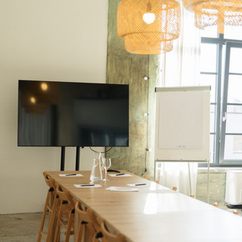 Pasirūpinsime jaukia aplinka Jūsų darbuotojų mokymams, seminarams, įmonės šventėms, workshopams. Patalpose rasite vaizdo projektorių ir 65" mobilų TV, reikiamą įgarsinimo įrangą. Kaunas SOLA | SUN.DAY lofas - renginių studija nuotrauka 5 Įmonių renginiai Kaunas SOLA | SUN.DAY lofas - renginių studija nuotrauka 5