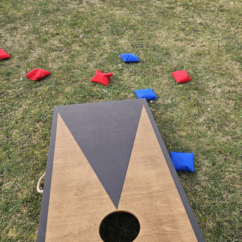 Lietuvoje labai sparčiai populiarėjantis aktyvus lauko žaidimas – Kukurūzų futbolas (Cornhole) ! Alytus pramogutakais.lt nuotrauka 8 Kukurūzų futbolas Alytus pramogutakais.lt nuotrauka 8