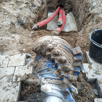 Elektros kabelių apsauginių vamzdynų tiesimas betranšėjiniu būdu, uždaru būdu po keliais ir po kitomis kliūtimis. Klaipėda MB HD Drilling nuotrauka 4 Elektros kabelių tiesimas betranšėjiniu būdu Klaipėda MB HD Drilling nuotrauka 4