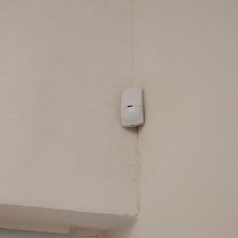 Jos gali būti pritaikytos atitinkamai konkretaus namo ar buto poreikiams ir gali apimti judesio jutiklius, durų ir langų atvėrimo jutiklius, kameros, garso signalizaciją. Kaunas Elektra Spec nuotrauka 2 Signalizacijos namams, butams Kaunas Elektra Spec nuotrauka 2