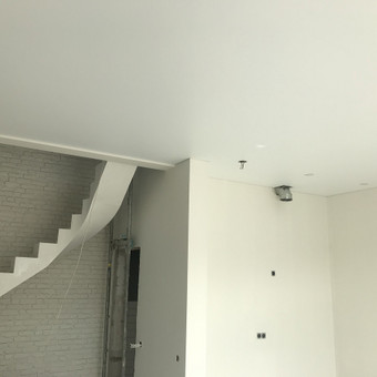Satininės lubos dalinai atspindi šviesą. Dėl šios savybės patalpa atrodys šviesesnė ir žymiai jaukesnė. Vilnius MB Lubų menas nuotrauka 4 Satininės įtempiamos lubos Vilnius MB Lubų menas nuotrauka 4
