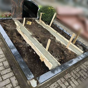 Kapavietės pamatų betonavimas tik su kokybišku betonu ir sluoksniais dedama armatūra, kad kapas būtų stiprus ir amžinas. Galime išlieti pamatą tvorelei, dengimui su plokštėmis, paminklo statymui. Vilnius NaujaKapavietė.lt nuotrauka 9 Kapavietės pamatų betonavimas Vilnius NaujaKapavietė.lt nuotrauka 9