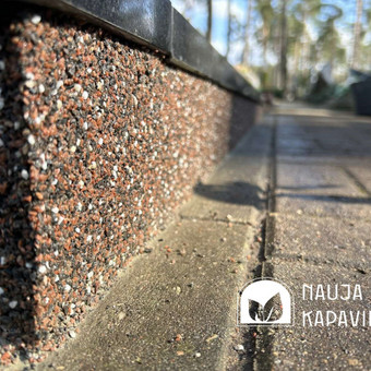 Atliekame visus kapaviečių renovacijos bei restauravimo darbus, liejame naujus pamatus, klojame trinkeles, užpildome kapavietę skalda, dengiame plokštėmis bei dekoruojame pamatus. Vilnius NaujaKapavietė.lt nuotrauka 8 Kapavietės renovacija, restauravimas Vilnius NaujaKapavietė.lt nuotrauka 8