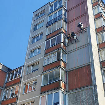 Blokinių namų blokų plokščių gruntavimas, hermetizavimas hermetiku arba dažymas . Telšių rajonas Ramūnas Zakarevičius nuotrauka 3 Dažymo darbai aukštyje Telšių rajonas Ramūnas Zakarevičius nuotrauka 3