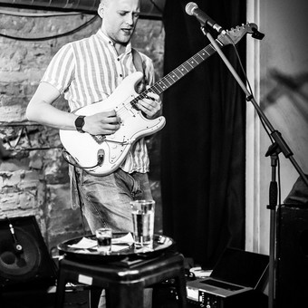 Deimantas - Mokau jau 10 metų privačiai groti elektrinę/akustinę gitarą. Mokiausi pats Juozo Tallat-Kelpšos konservatorijoje, Vilniaus kolegijoje, LMTA ir Danijos karališkoje konservatorijoje. Vilnius Deimantas Balys nuotrauka 1 Gitaros pamokos Vilnius Deimantas Balys nuotrauka 1