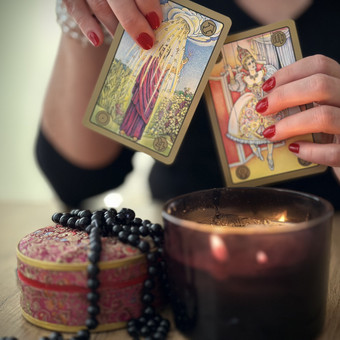 Šios kortos per astrologiją, simboliką ir asmenines įžvalgas pasiekia mūsų sielos prisiminimus, todėl gali atsakyti į klausimą KODĖL vyksta ar nevyksta tam tikri procesai mūsų gyvenime. Vilnius Tarologė DaiZu nuotrauka 4 Būrimas Symbolon kortomis Vilnius Tarologė DaiZu nuotrauka 4