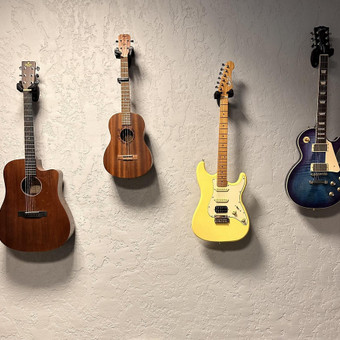 Gitara yra universalus styginis instrumentas, tinkantis tiek pradedantiesiems, tiek patyrusiems muzikantams. Ji gali būti naudojama įvairiems muzikos žanrams, nuo roko iki klasikinės muzikos. Vilnius Visos Stygos nuotrauka 2 Akustines gitaros pamokos Vilnius Visos Stygos nuotrauka 2