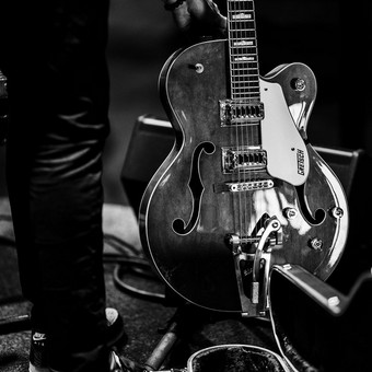 Elektrinė Gitara ir Efektai:
Mūsų mokykloje taip pat siūlome pamokas su elektrinėmis gitaromis, kurias papildome skirtingais efektais. Šios pamokos skirtos tiems, kurie nori išmokti kurti Vilnius Visos Stygos nuotrauka 1 Elektrines Gitaros pamokos Vilnius Visos Stygos nuotrauka 1