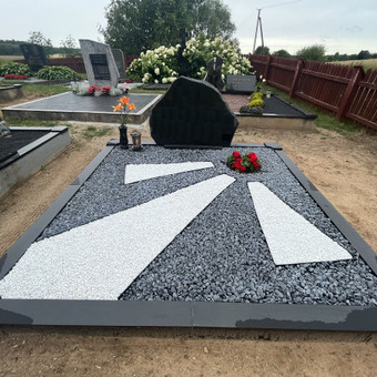 Tai paslauga, kurią teikiu su dideliu dėmesiu detalėms, kruopščiai parinkdamas akmenėlius, kad sukurtų harmoningą ir estetišką kapo vaizdą, atspindintį jūsų artimojo atminimą. Kaunas Kapų Atkūrimas nuotrauka 6 Kapo dekoravimas akmenėliais Kaunas Kapų Atkūrimas nuotrauka 6