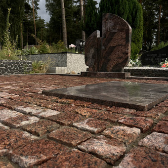 Kokybiškas akmenų klojimas už gerą kainą. Atitaikytos siulės, ilgametė patirtis. Kaunas Kapų Atkūrimas nuotrauka 15 Kapavietės atnaujinimas skaldytomis granito trinkemėmis Kaunas Kapų Atkūrimas nuotrauka 15