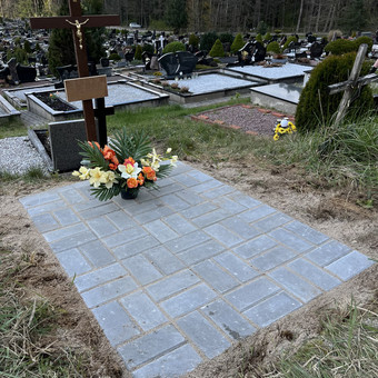 Vienas iš paprasčiausių kapavietės atnaujinimo pasirinkimų, reikalaujantis mažų investicijų ir priežiūros. Kaunas Kapų Atkūrimas nuotrauka 16 Kapavietės klojimas betoninėmis trinkelėmis Kaunas Kapų Atkūrimas nuotrauka 16
