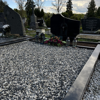 Tai paslauga, kurią atlieku kruopščiai parinkdamas skaldele rūšį ir spalvą, siekdamas suteikti kapavietei estetinį vaizdą ir palengvinti jos priežiūrą. Kaunas Kapų Atkūrimas nuotrauka 5 Kapavietės užpylimas skaldele Kaunas Kapų Atkūrimas nuotrauka 5